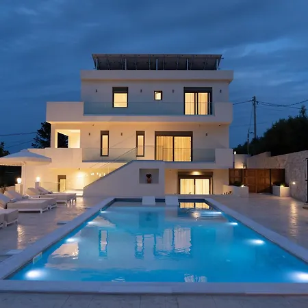 Mamfredas Luxury Villa Plános